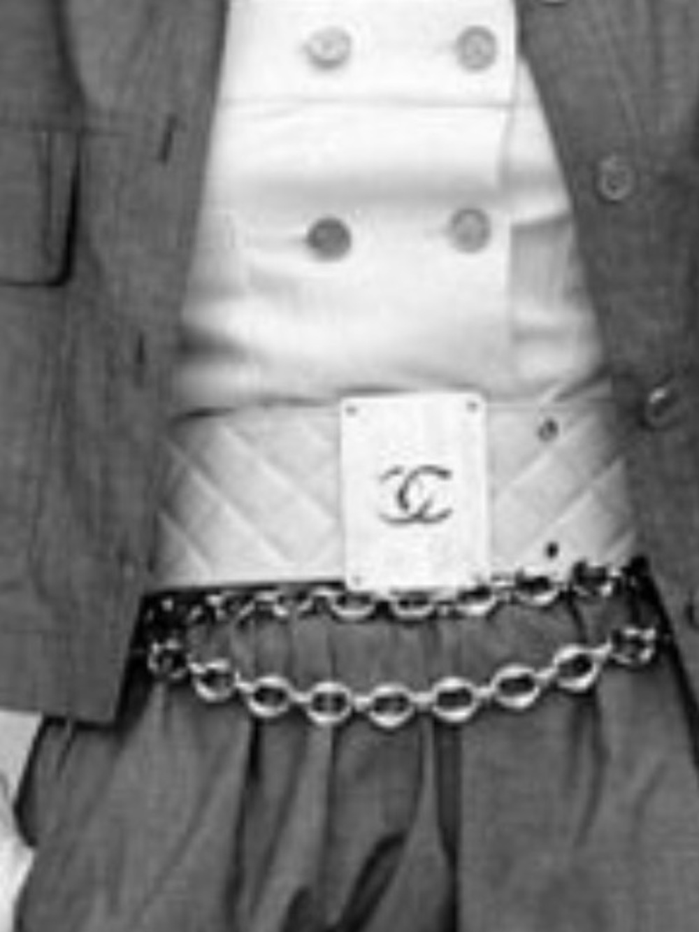 CHANEL White Quilted Leather Waist Belt with Gold CC Plaque - Picture 15 of 17